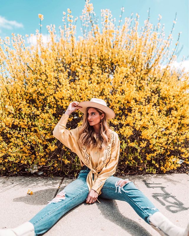 Bloom baby, bloom 🌼
This super cute top is from @andotherstories 💛 I have linked all outfit details on the LIKEtoKNOW.it app for you guys to shop! 
I found this huge floral bush in the center of downtown Indy off the side of a busy street!! The world is full of spring vibes right now and I am living for it😍
http://liketk.it/2Bcm7 #liketkit @liketoknow.it #LTKspring